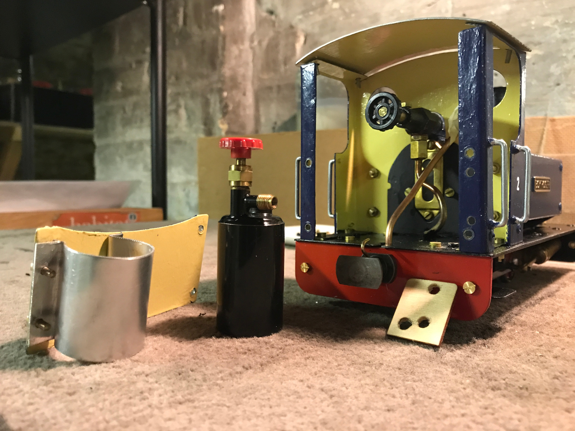 Mounting jacket for fuel tank